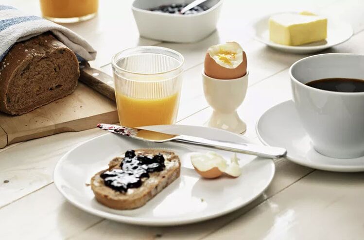Polnozrnati toast, jajce in skodelica kave - zajtrk na 1500 kaloričen dietni meni